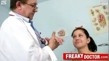 La brune tchèque monika se fait doigter par un médecin